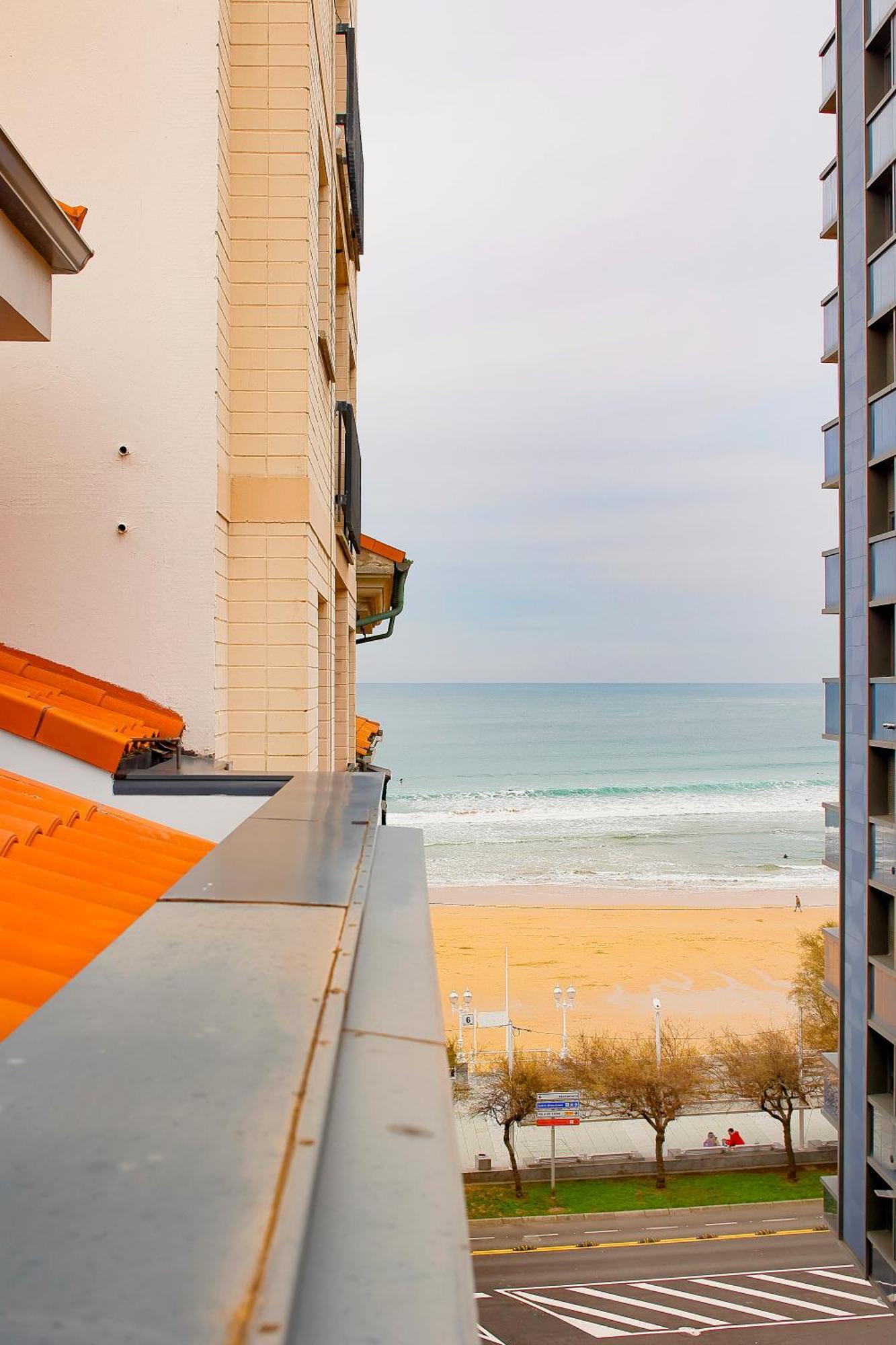 Atico Con Terraza En Playa De San Lorenzo Gijón Exterior foto